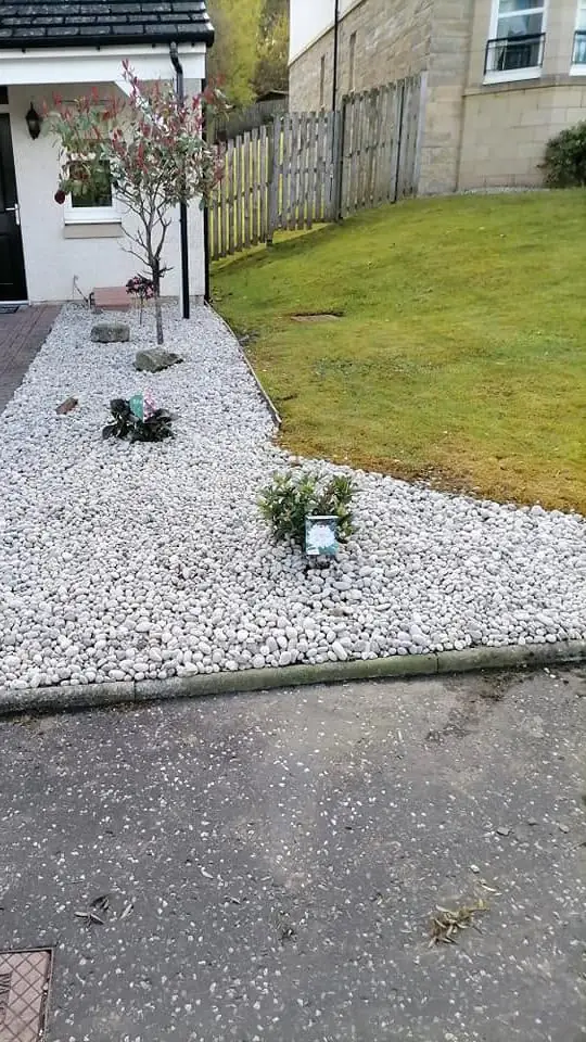 The same border finished in white stones with new planting
